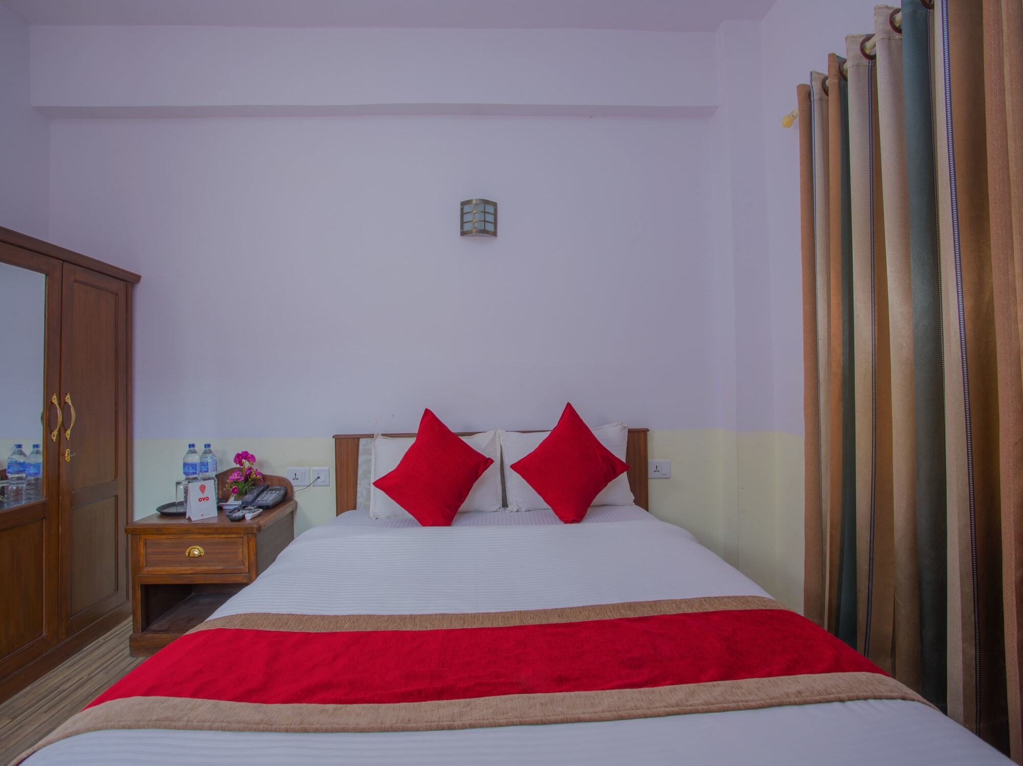 Oyo 255 White Zambala Hotel Катманду Экстерьер фото